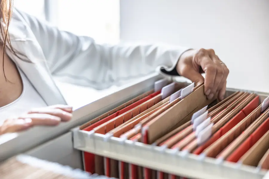 Hängeregister mit Akten werden durchgesehen