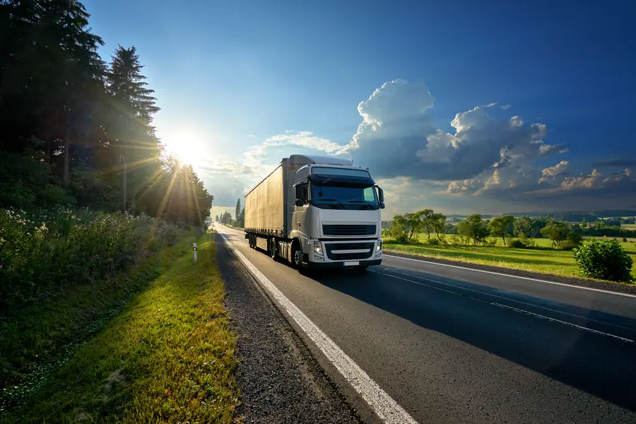 LKW auf einer Landstraße im Abendlicht
