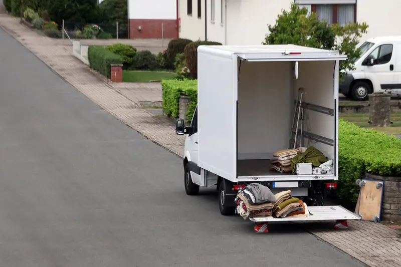Umzugstransporter mit offener Ladefläche und Decken
